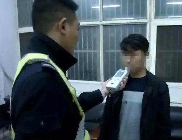 禹州交警又“逮住”俩喝酒开车的并依法做出了处理 禹州交警又“逮住”俩喝酒开车的并依法做出了处理
