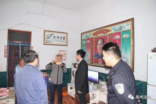 禹州一男子吃早饭时被法院强制拘留! 禹州一男子吃早饭时被法院强制拘留!