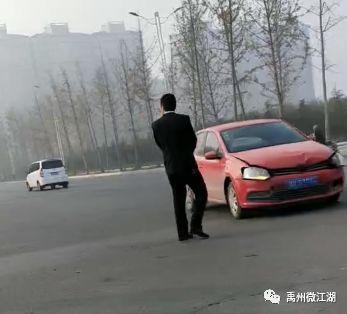 禹州两起车祸,白色帝豪被撞的四轮朝天! 禹州两起车祸,白色帝豪被撞的四轮朝天!