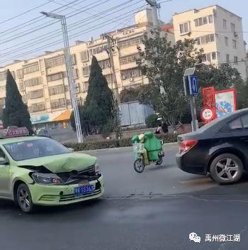 禹州两起车祸,白色帝豪被撞的四轮朝天! 禹州两起车祸,白色帝豪被撞的四轮朝天!