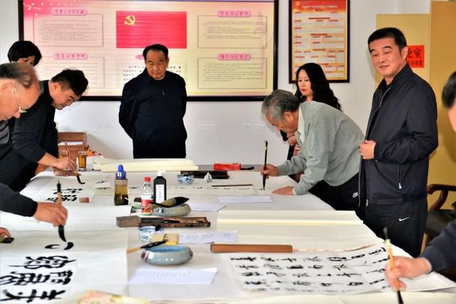 许昌博林书画院送文化到磨街 参观大涧华夏植物群地质公园 许昌博林书画院送文化到磨街 参观大涧华夏植物群地质公园