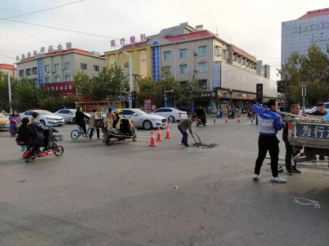 禹州新一峰南门滨河路口安装红绿灯了!现场照片送上! 禹州新一峰南门滨河路口安装红绿灯了!现场照片送上!