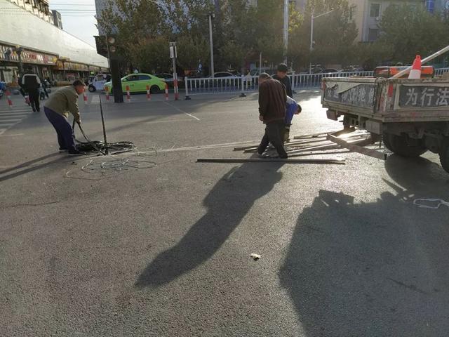 禹州新一峰南门滨河路口安装红绿灯了!现场照片送上! 禹州新一峰南门滨河路口安装红绿灯了!现场照片送上!