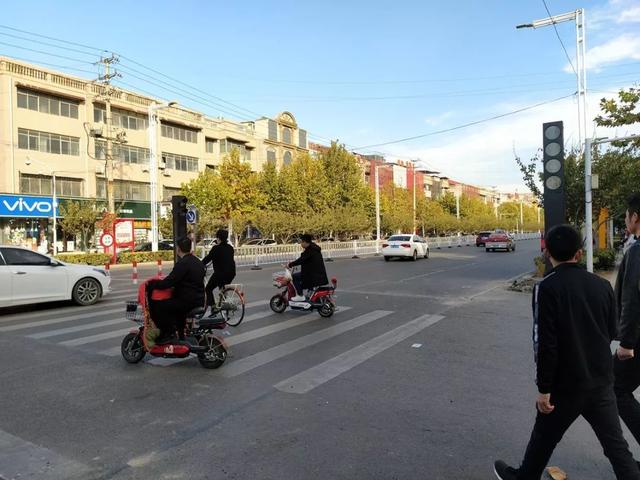 禹州新一峰南门滨河路口安装红绿灯了!现场照片送上! 禹州新一峰南门滨河路口安装红绿灯了!现场照片送上!