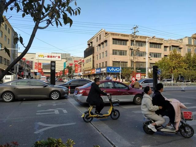 禹州新一峰南门滨河路口安装红绿灯了!现场照片送上! 禹州新一峰南门滨河路口安装红绿灯了!现场照片送上!