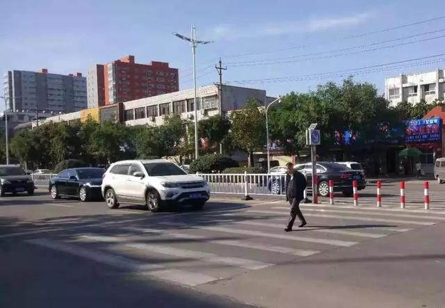 禹州新一峰南门滨河路口安装红绿灯了!现场照片送上! 禹州新一峰南门滨河路口安装红绿灯了!现场照片送上!