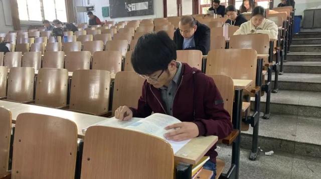 驱车往返两千多里 禹州市委宣传部为贫困学子圆大学梦 驱车往返两千多里 禹州市委宣传部为贫困学子圆大学梦