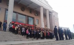 餐饮业挂黑牌约谈会 人多到坐不下？！这个得赞