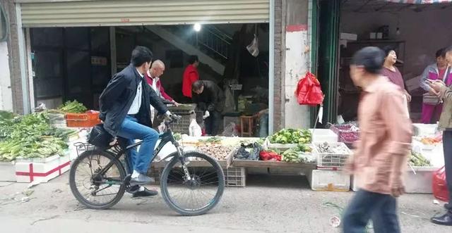 禹州人快看:东环路菜市场要搬迁?接下来还要装修改造!现场实拍.... 禹州人快看:东环路菜市场要搬迁?接下来还要装修改造!现场实拍....