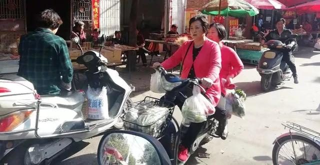 禹州人快看:东环路菜市场要搬迁?接下来还要装修改造!现场实拍.... 禹州人快看:东环路菜市场要搬迁?接下来还要装修改造!现场实拍....