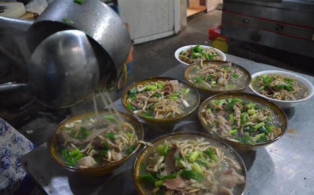 河南大叔专注做杂炣30年一碗8块一天能卖1000碗! 河南大叔专注做杂炣30年一碗8块一天能卖1000碗!
