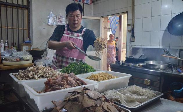 河南大叔专注做杂炣30年一碗8块一天能卖1000碗! 河南大叔专注做杂炣30年一碗8块一天能卖1000碗!