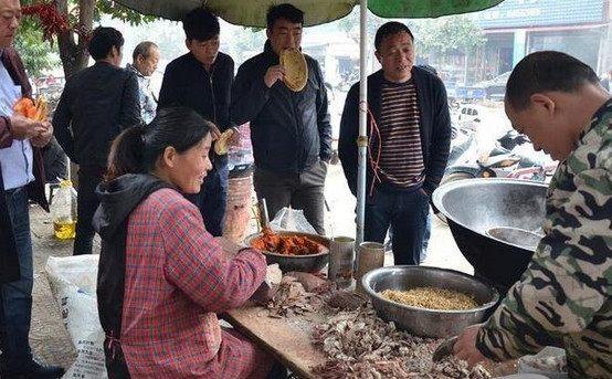 大叔做杂炣日入近,看到最后终于明白生意为什么那么红火 大叔做杂炣日入近,看到最后终于明白生意为什么那么红火