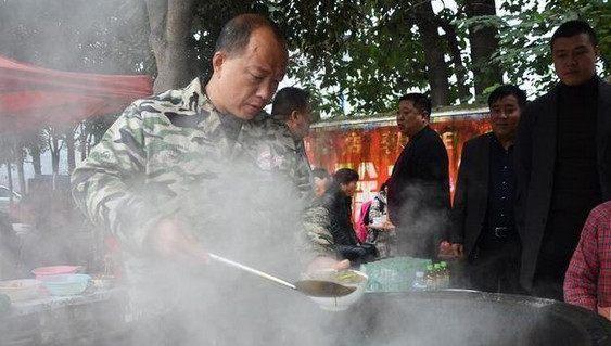 大叔做杂炣日入近,看到最后终于明白生意为什么那么红火 大叔做杂炣日入近,看到最后终于明白生意为什么那么红火