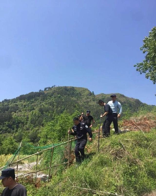禹州古城派出所民警上门办证 解老人之忧 禹州古城派出所民警上门办证 解老人之忧
