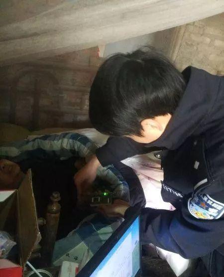 禹州古城派出所民警上门办证 解老人之忧 禹州古城派出所民警上门办证 解老人之忧