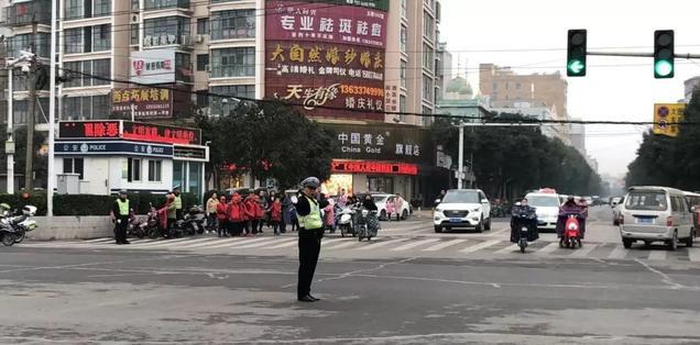 禹州夏都学校“小手拉大手 共创文明城”给学生上了一场交通安全实践课 禹州夏都学校“小手拉大手 共创文明城”给学生上了一场交通安全实践课