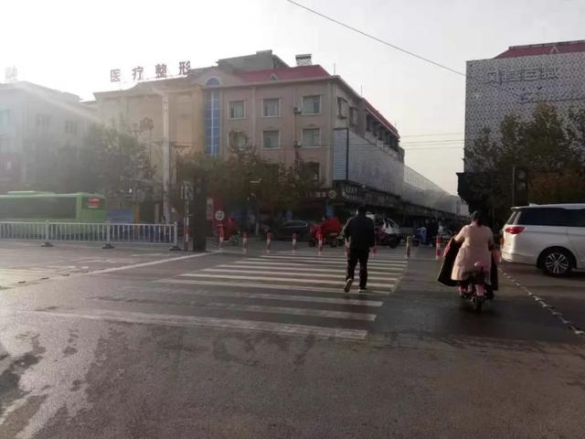 禹州新一峰南门滨河路口刚安装的红绿灯不到一周就不亮了! 禹州新一峰南门滨河路口刚安装的红绿灯不到一周就不亮了!