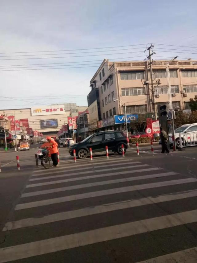 禹州新一峰南门滨河路口刚安装的红绿灯不到一周就不亮了! 禹州新一峰南门滨河路口刚安装的红绿灯不到一周就不亮了!