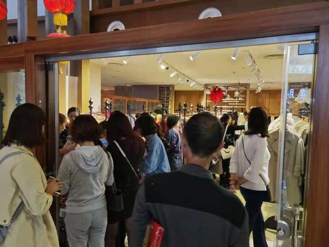禹州竹林大酒店羊绒大衣厂家大型特卖会开抢了!价格低至30元起! 禹州竹林大酒店羊绒大衣厂家大型特卖会开抢了!价格低至30元起!