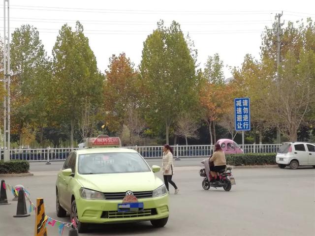 禹州滨河路段安装护栏遭网友吐槽?! 禹州滨河路段安装护栏遭网友吐槽?!