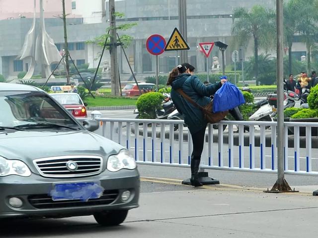 禹州滨河路段安装护栏遭网友吐槽?! 禹州滨河路段安装护栏遭网友吐槽?!
