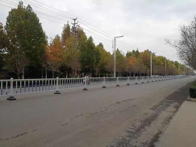 禹州滨河路段安装护栏遭网友吐槽?! 禹州滨河路段安装护栏遭网友吐槽?!