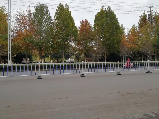 禹州滨河路段安装护栏遭网友吐槽?! 禹州滨河路段安装护栏遭网友吐槽?!
