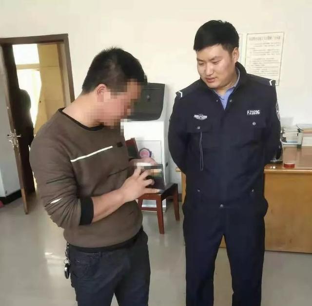 禹州交警执勤期间捡钱包 交警及时还失主 禹州交警执勤期间捡钱包 交警及时还失主