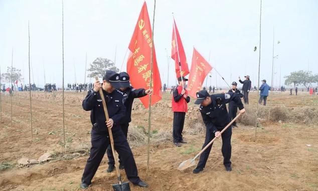 11月22日禹州市森林公安局组织志愿者参加冬季义务植树活动 11月22日禹州市森林公安局组织志愿者参加冬季义务植树活动