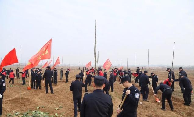 11月22日禹州市森林公安局组织志愿者参加冬季义务植树活动 11月22日禹州市森林公安局组织志愿者参加冬季义务植树活动