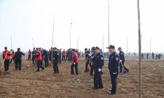 11月22日禹州市森林公安局组织志愿者参加冬季义务植树活动 11月22日禹州市森林公安局组织志愿者参加冬季义务植树活动