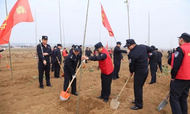 11月22日禹州市森林公安局组织志愿者参加冬季义务植树活动 11月22日禹州市森林公安局组织志愿者参加冬季义务植树活动