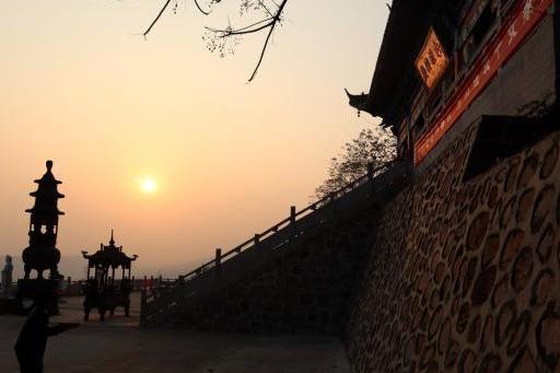 河南神垕的古银杏恰是一树金黄色 禹州唯一免费 河南神垕的古银杏恰是一树金黄色 禹州唯一免费
