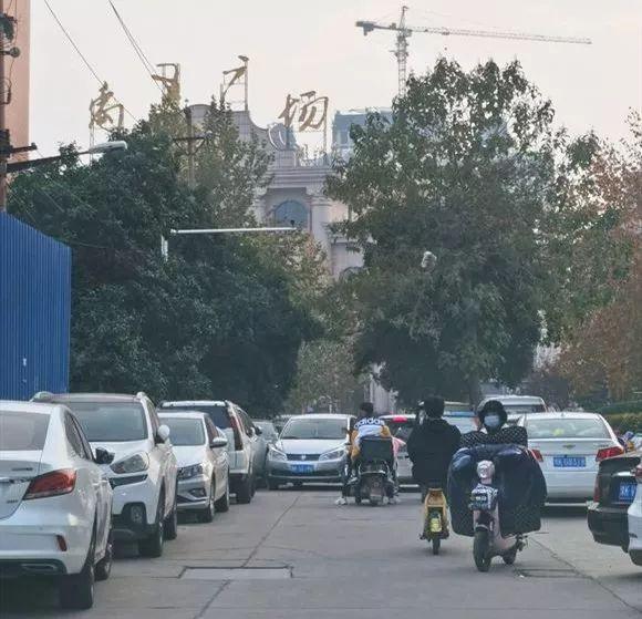 烦人!禹州这条路两侧变成了停车场!网友呼吁有关单位管一管 烦人!禹州这条路两侧变成了停车场!网友呼吁有关单位管一管