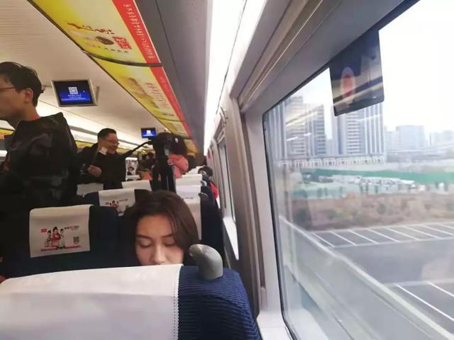 26日100余人乘坐“和谐号”列车来到禹州! 26日100余人乘坐“和谐号”列车来到禹州!
