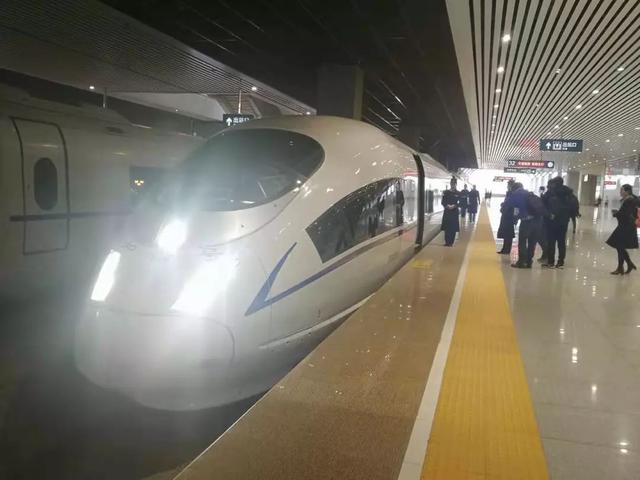 26日100余人乘坐“和谐号”列车来到禹州! 26日100余人乘坐“和谐号”列车来到禹州!