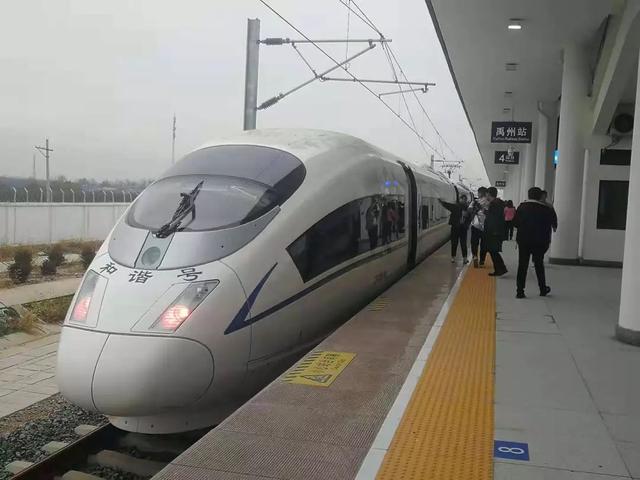 26日100余人乘坐“和谐号”列车来到禹州! 26日100余人乘坐“和谐号”列车来到禹州!