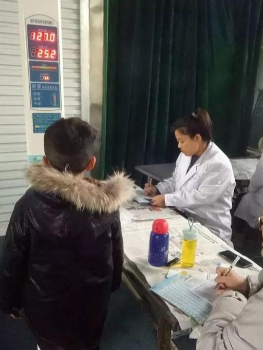 禹州疾病控制中心到春蕾学校为九百名中小学生进行健康检查 禹州疾病控制中心到春蕾学校为九百名中小学生进行健康检查