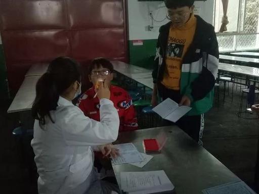 禹州疾病控制中心到春蕾学校为九百名中小学生进行健康检查 禹州疾病控制中心到春蕾学校为九百名中小学生进行健康检查