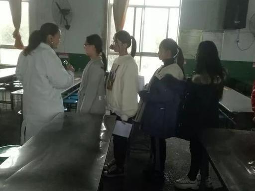 禹州疾病控制中心到春蕾学校为九百名中小学生进行健康检查 禹州疾病控制中心到春蕾学校为九百名中小学生进行健康检查