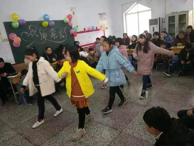 新天地小学家长会 感谢家长对学校的支持认可! 新天地小学家长会 感谢家长对学校的支持认可!