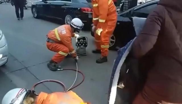 禹州一女孩脚死死卡进电动车!禹州大队立即出动2辆消防车 禹州一女孩脚死死卡进电动车!禹州大队立即出动2辆消防车