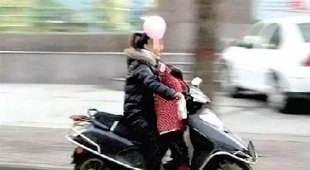 禹州一女孩脚死死卡进电动车!禹州大队立即出动2辆消防车 禹州一女孩脚死死卡进电动车!禹州大队立即出动2辆消防车