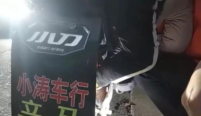 禹州一女孩脚死死卡进电动车!禹州大队立即出动2辆消防车 禹州一女孩脚死死卡进电动车!禹州大队立即出动2辆消防车