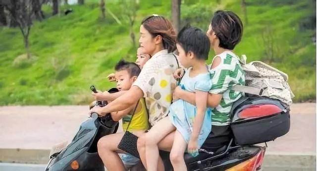 禹州一女孩脚死死卡进电动车!禹州大队立即出动2辆消防车 禹州一女孩脚死死卡进电动车!禹州大队立即出动2辆消防车