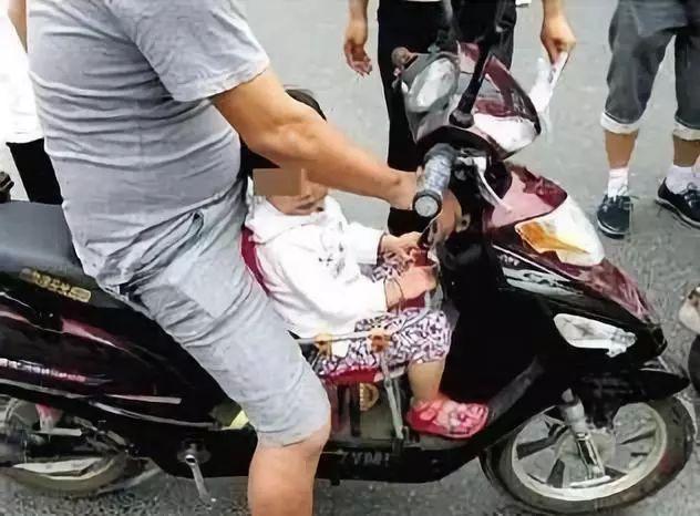 禹州一女孩脚死死卡进电动车!禹州大队立即出动2辆消防车 禹州一女孩脚死死卡进电动车!禹州大队立即出动2辆消防车