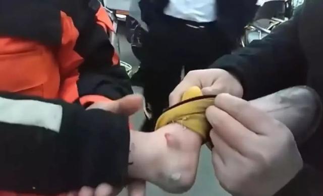 禹州一女孩脚死死卡进电动车!禹州大队立即出动2辆消防车 禹州一女孩脚死死卡进电动车!禹州大队立即出动2辆消防车