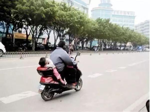 禹州一女孩脚死死卡进电动车!禹州大队立即出动2辆消防车 禹州一女孩脚死死卡进电动车!禹州大队立即出动2辆消防车