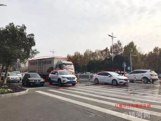禹州禹王大道与府西路交叉口发生一起三车剐蹭事故 禹州禹王大道与府西路交叉口发生一起三车剐蹭事故